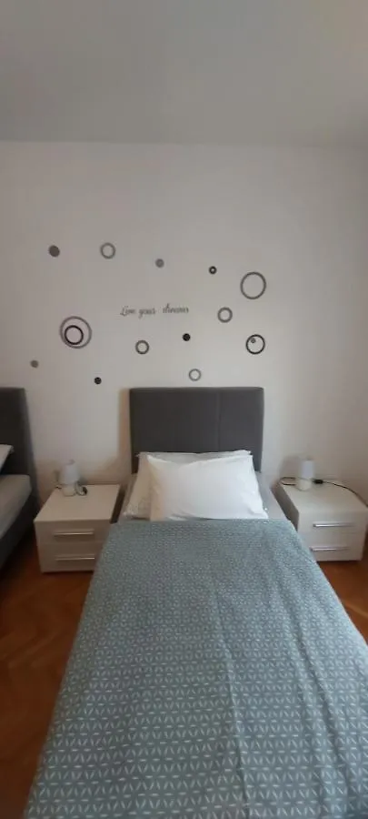 Apartman Val 0*, Pula